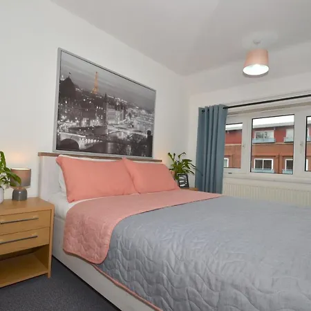 Entire 4-bed House & Parking, Steps From Icc & Utilita Arena & Broad Street Hébergement de vacances Birmingham