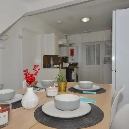 Entire 4-bed House & Parking, Steps From Icc & Utilita Arena & Broad Street
