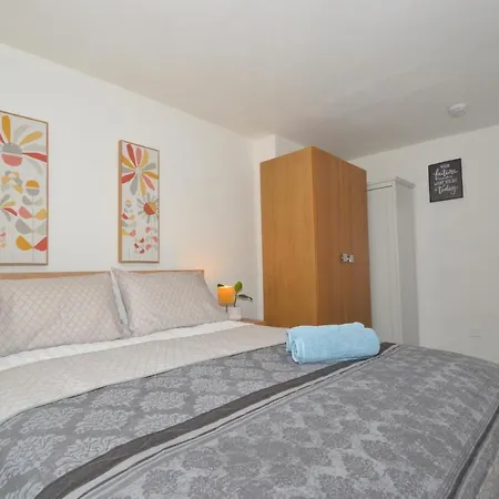 Holiday home Entire 4-bed House & Parking, Steps From Icc & Utilita Arena & Broad Street