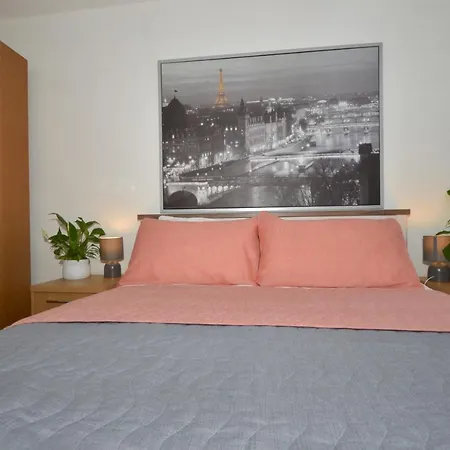 Entire 4-bed House & Parking, Steps From Icc & Utilita Arena & Broad Street Birmingham