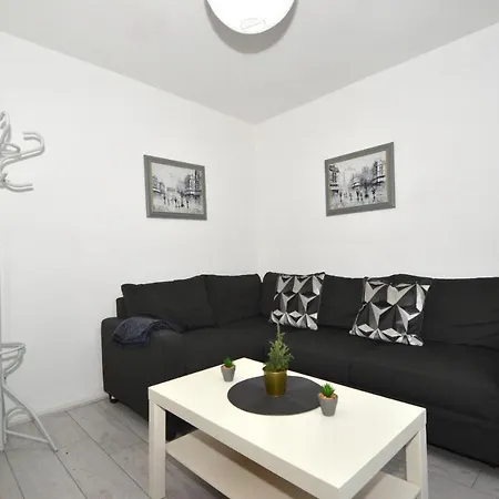 Entire 4-bed House & Parking, Steps From Icc & Utilita Arena & Broad Street * Birmingham