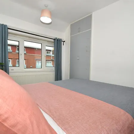Holiday home Entire 4-bed House & Parking, Steps From Icc & Utilita Arena & Broad Street