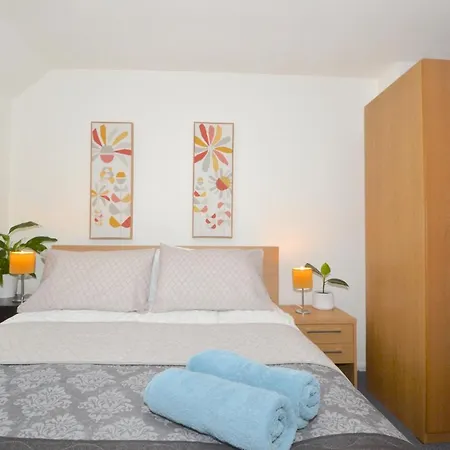 Holiday home Entire 4-bed House & Parking, Steps From Icc & Utilita Arena & Broad Street *