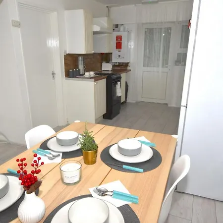 Entire 4-bed House & Parking, Steps From Icc & Utilita Arena & Broad Street * Birmingham