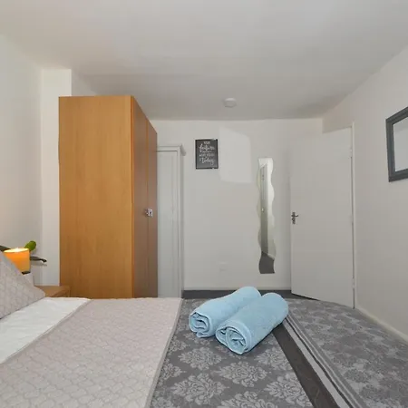 Entire 4-bed House & Parking, Steps From Icc & Utilita Arena & Broad Street * Birmingham