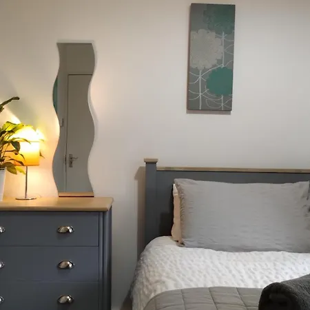 Entire 4-bed House & Parking, Steps From Icc & Utilita Arena & Broad Street Holiday home *