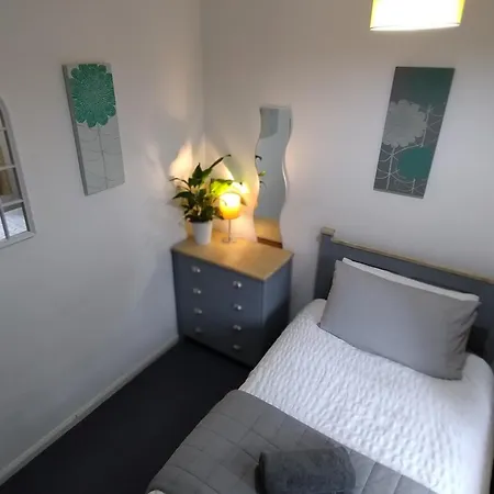Holiday home Entire 4-bed House & Parking, Steps From Icc & Utilita Arena & Broad Street *
