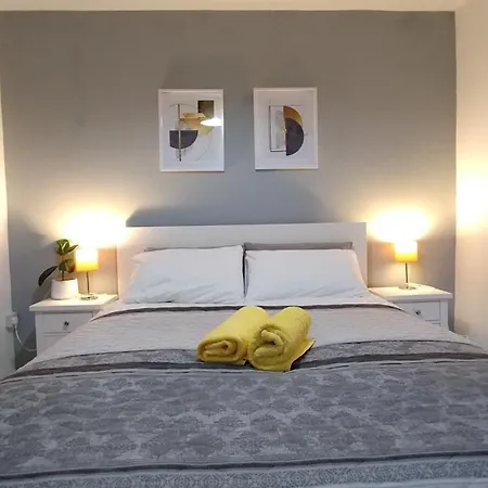 Entire 4-bed House & Parking, Steps From Icc & Utilita Arena & Broad Street Holiday home Birmingham
