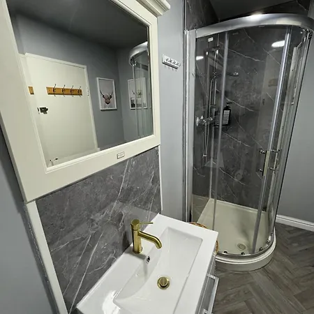 Entire 4-bed House & Parking, Steps From Icc & Utilita Arena & Broad Street Birmingham