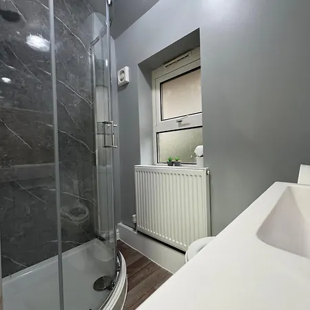 Entire 4-bed House & Parking, Steps From Icc & Utilita Arena & Broad Street Holiday home