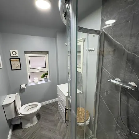 Entire 4-bed House & Parking, Steps From Icc & Utilita Arena & Broad Street *