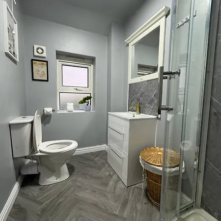 Entire 4-bed House & Parking, Steps From Icc & Utilita Arena & Broad Street Holiday home