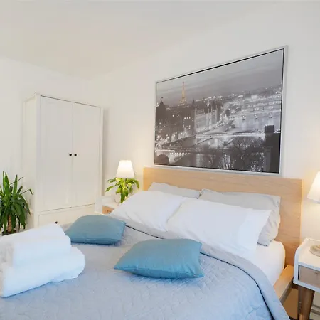 Entire 4-bed House & Parking, Steps From Icc & Utilita Arena & Broad Street Birmingham
