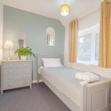 Holiday home Entire 4-bed House & Parking, Steps From Icc & Utilita Arena & Broad Street