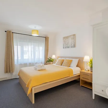 Entire 4-bed House & Parking, Steps From Icc & Utilita Arena & Broad Street Hébergement de vacances *
