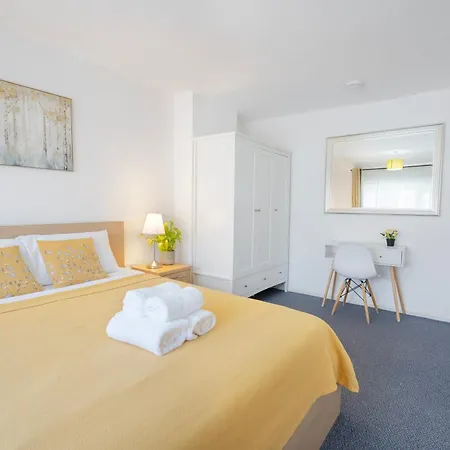 Holiday home Entire 4-bed House & Parking, Steps From Icc & Utilita Arena & Broad Street *