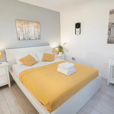 Holiday home Entire 4-bed House & Parking, Steps From Icc & Utilita Arena & Broad Street Birmingham