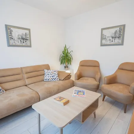 Entire 4-bed House & Parking, Steps From Icc & Utilita Arena & Broad Street * Birmingham