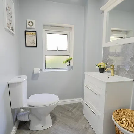 Entire 4-bed House & Parking, Steps From Icc & Utilita Arena & Broad Street Holiday home