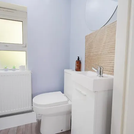 Holiday home Entire 4-bed House & Parking, Steps From Icc & Utilita Arena & Broad Street *
