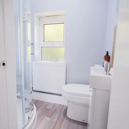 Holiday home Entire 4-bed House & Parking, Steps From Icc & Utilita Arena & Broad Street Birmingham