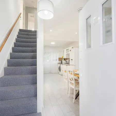 Entire 4-bed House & Parking, Steps From Icc & Utilita Arena & Broad Street *