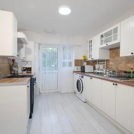 Entire 4-bed House & Parking, Steps From Icc & Utilita Arena & Broad Street * Birmingham