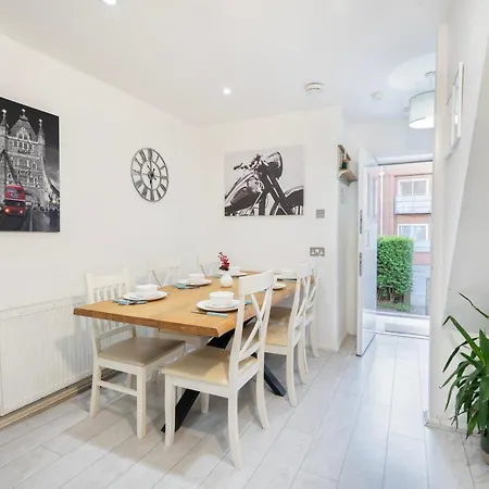 Entire 4-bed House & Parking, Steps From Icc & Utilita Arena & Broad Street