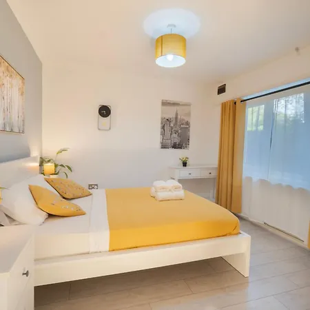 Holiday home Entire 4-bed House & Parking, Steps From Icc & Utilita Arena & Broad Street