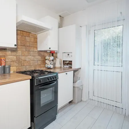 Entire 4-bed House & Parking, Steps From Icc & Utilita Arena & Broad Street Holiday home *